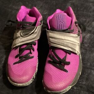Men’s size 10 Nike Kyrie Basketball Shoes